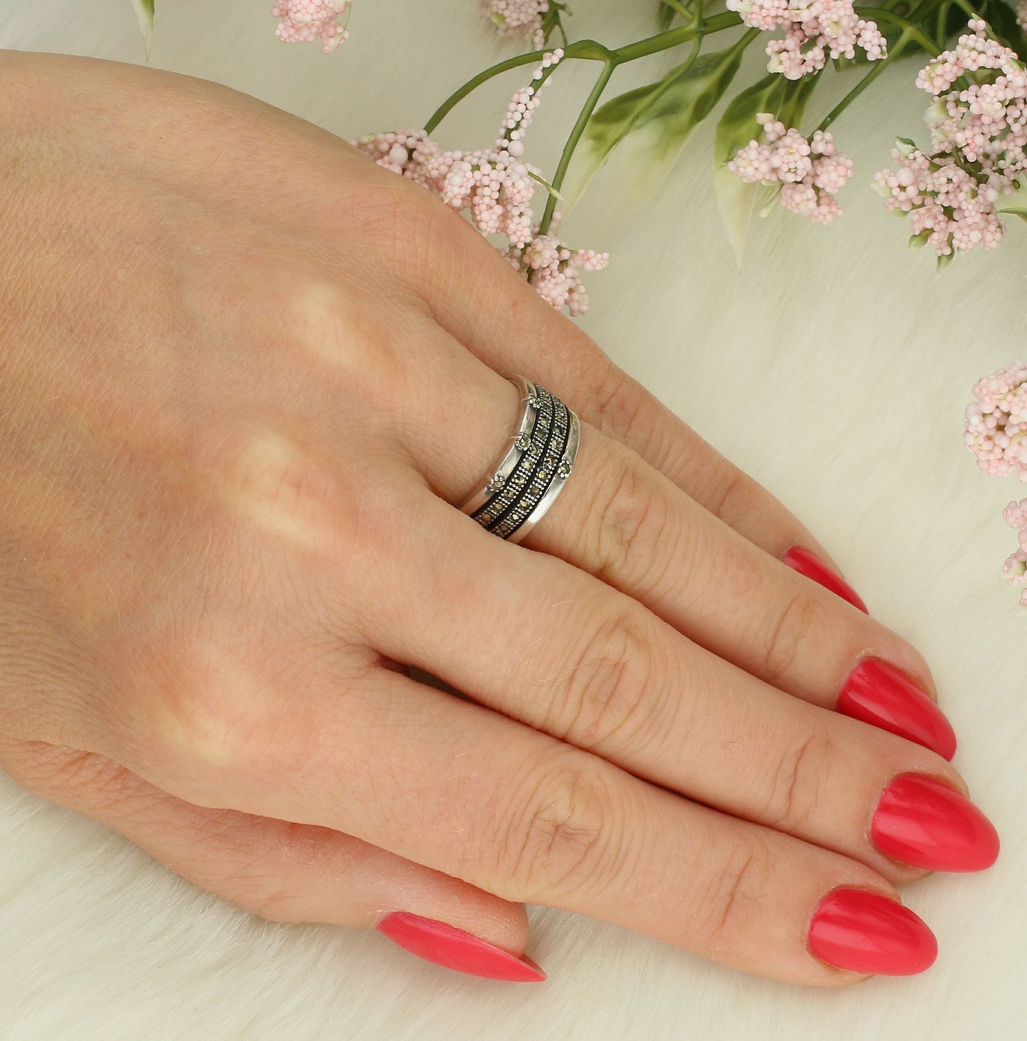 Pierścionek srebrny z markazytami próba 925, P 1611  Srebrny pierścionek wykonany z najwyższej jakości srebra o prostej formie. Idealny pomysł na prezent dla każdej kobiety. 1.jpg